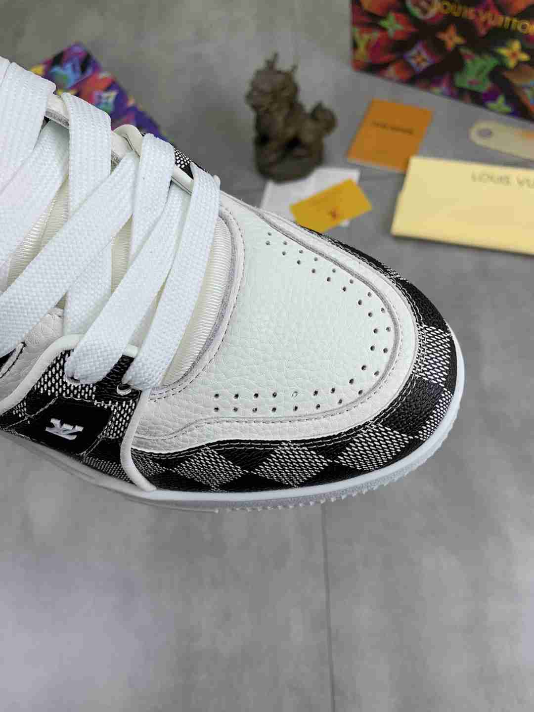 LOUIS VUITTON TRAINER 54